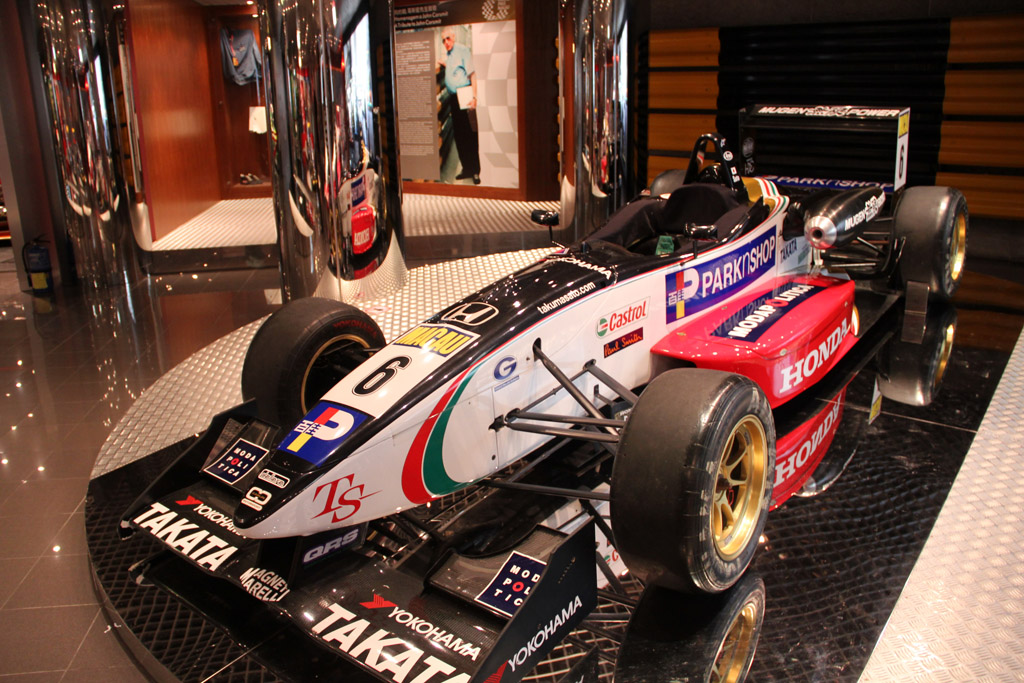 0升215马力发动机,最高时速260km/h,2001年f3方程式冠军.