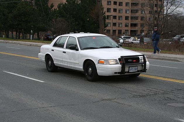 隐形警车 有很多部门都有隐形警车,它们可以充当上面所述的任何一种