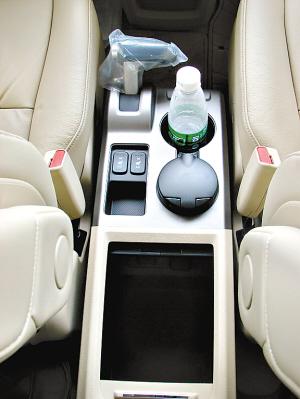 新CR-V车厢内的实用性储物设计处处体现。