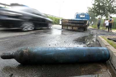 氧气瓶运输车油箱爆炸 京沈高速拥堵半小时