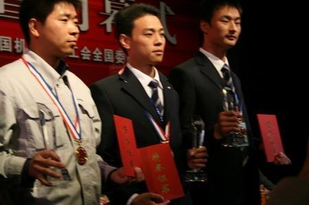 吉利精英选手获得奖杯和荣誉证书