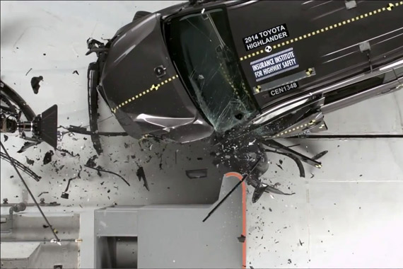 视频：丰田汉兰达小面积重叠正面碰撞测试