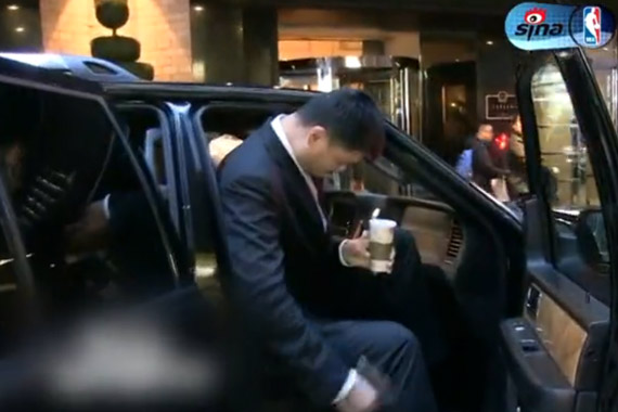 视频：太高了！姚明竟然坐不进SUV