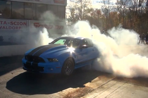 视频：福特野马shelby GT500 大马力直线加速