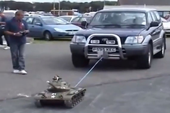 视频：玩具坦克大能量 竟能拖真车行走