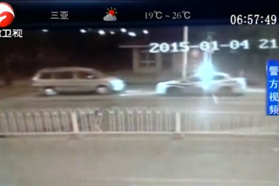 视频：逆行遇警车拦截 上演两公里“恰恰舞”