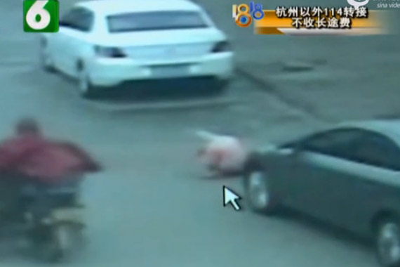 视频：监拍女孩蹲车前看书 被卷入车底拖行