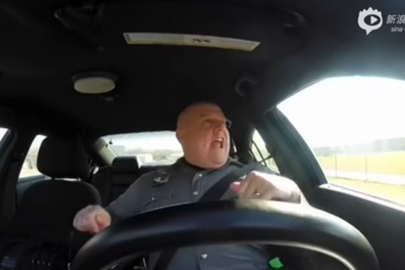 视频：美国一警察大叔边开车边随音乐嗨翻