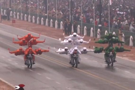 视频：奥巴马出席印度国庆典礼 摩托特技亮了