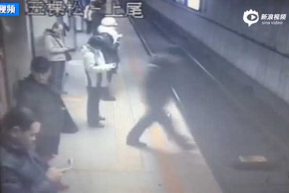 视频：北京地铁1号线乘客跳铁轨被碾身亡