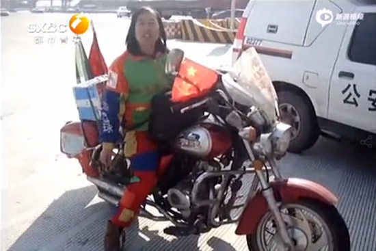 视频：男司机高速骑摩托被拦 掏出地球通行证