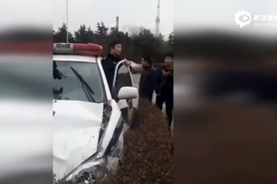 视频：河南高速交警酒驾警车肇事 走路晃悠