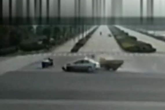 视频：两车相撞 三轮车老太两车间“神避让”