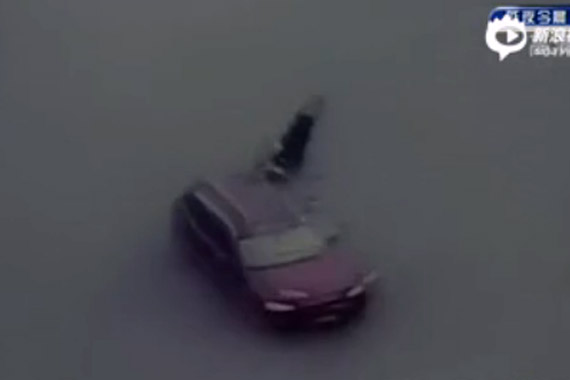 视频：上海宝马强行转弯撞死交警全程监控