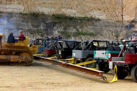 视频：史诗级拔河 20辆越野车VS推土机