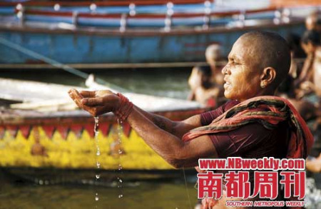 印度不少女人剔光头,这是一种向神灵祈福的方式 印度不少女人剔光头,这是一种向神灵祈福的方式
