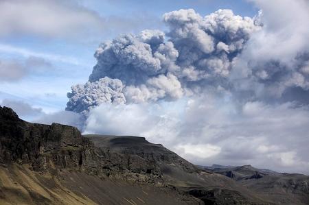 7日冰岛火山再度喷发 近日赴欧航班取消或延迟