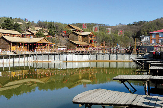 游客在吉林省朱雀山国家森林公园湖心阁游玩