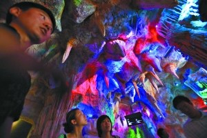 在石花洞园区内，彩色光线将溶洞内各种形态的石钟乳、石笋辉映得各有神韵