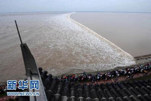 游客在观看钱塘江上出现的“一线潮”。新华社记者 韩传号 摄