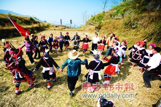 千年瑶寨外,客人与瑶族同胞共舞。