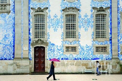 Ceramic tiles depicting Portugal