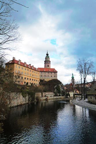 The river flows through the town.