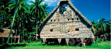 巴布亚新几内亚雨林内当地少数民族居民的特色房屋