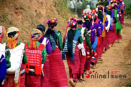 Burma people live together before marriage customs