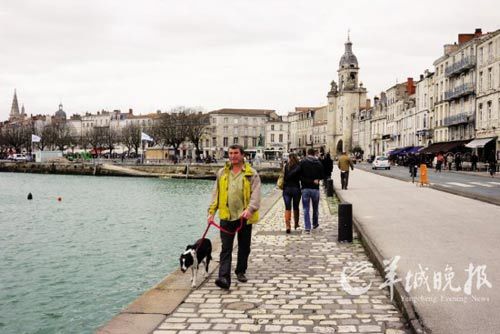 The city in the tenth Century ad in the seaside rock heap on the city, is so lively, by the local salt and wine