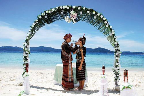 Put on the Malaysia traditional clothing, held a special wedding ceremony on the beach. (provided by Malaysia Tourism Bureau)