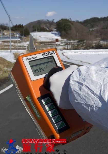 After the earthquake, experts are Japanese Jin Island (40 km from the Fukushima nuclear power plant) to examine the content of radioactive material