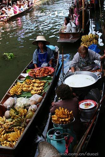 The prosperity of the market on the water