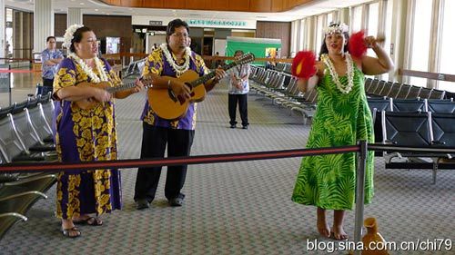 At Honolulu airport, there are indigenous people in song and dance enthusiasm to welcome tourists from afar