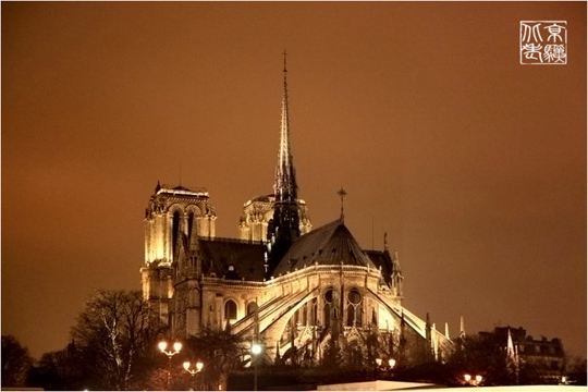 Today, the Notre Dame de Paris without the bell person Casey Modoo and the beautiful Esmeralda, only religious and thousands of visitors.