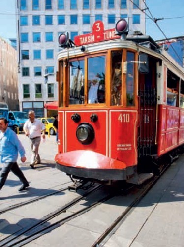 Slow the tram, enjoy the romantic time flows slowly