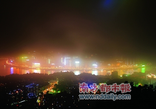 小雨中迷人的重庆夜景。C FP供图