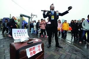 最潮乞丐的夸张行乞