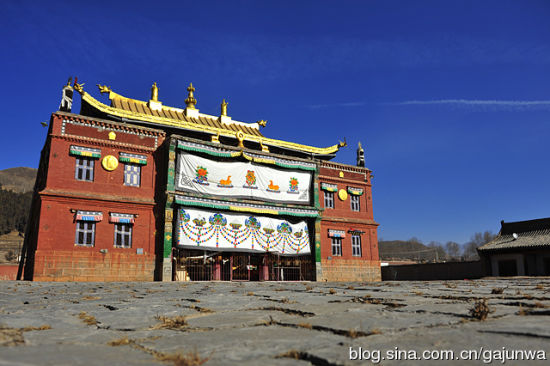 却藏寺的一个建筑