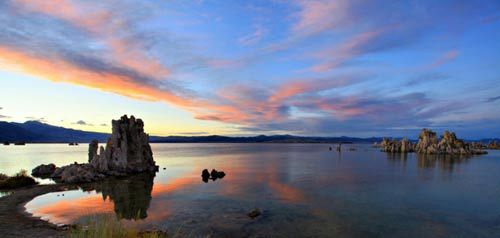 The oldest Saline Lake Lake Monod America (Mono Lake) four of the water palace.