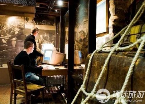 游客用电脑在博物馆内查看史料