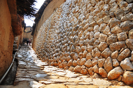 新浪旅游配图：村里的石子路 摄影：蕉下客