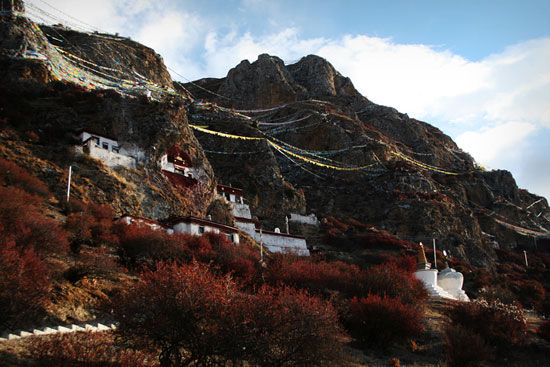 扎耶巴寺整座山都有经幡