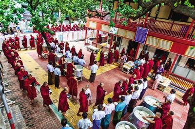 In the horse hargon Dayong monastery can see thousands of monks at the same meal. Graph / Su study