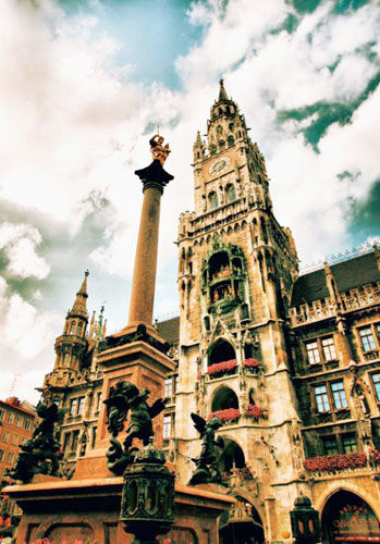 The center of the square is Saint Marion's column, Saint Marion is patron of bavaria.