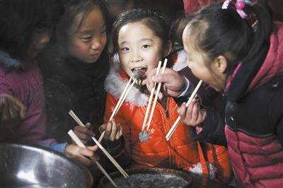 Da Chen Cun, Jiangshan City, children playing rob to eat just good ma fried rice cake.