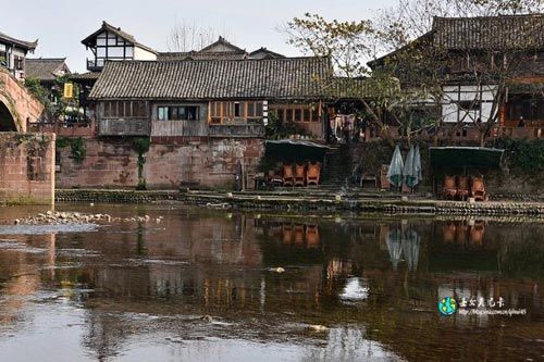 Linjiang water pier well-proportioned.