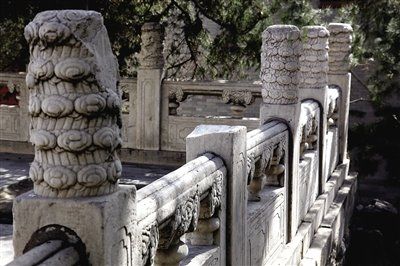 Yesterday, the reporter found on the Summer Palace South Island Hanxu hall, a cloud dragon grains stone railing on the chapiter missing. The Summer Palace said the judge, missing the chapiter not cultural relics. The Beijing News reporter Guo Tieliu perturbation