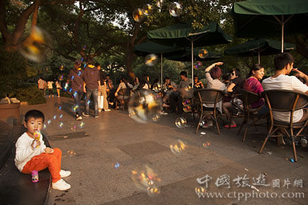 A child blowing a riot of colours of the bubble (Xie Guanghui photo)
