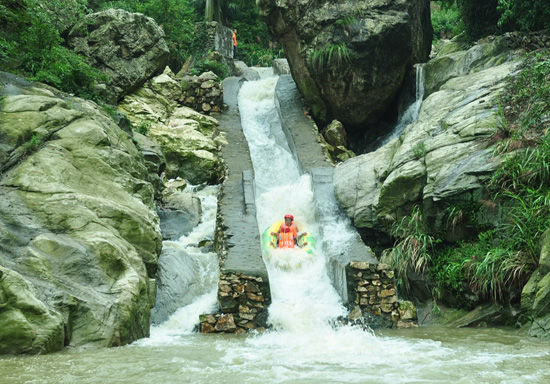 在山水间释放激情 长沙漂流景区开门迎客